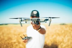 Le faisceau laser émis par les drones sera suffisamment puissant pour provoquer la cécité ou vaporiser les matériaux exposés. (Source de l&#039;image : David Henrichs via Unsplash)