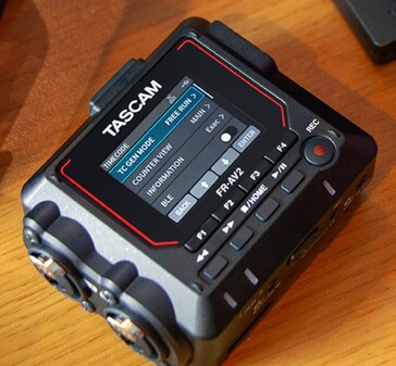 L'enregistreur FR-AV2 peut générer et synchroniser le timecode via des connexions filaires de 3,5 mm et des connexions BT en option. (Source de l'image : TASCAM)