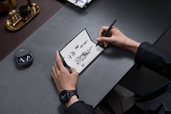 Le Phantom V Pen est rechargeable mais doit être acheté séparément. (Source de l'image : Tecno)