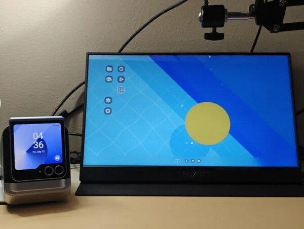 Un Galaxy Z Flip 6 connecté à un moniteur externe avec le mode ''bureau forcé'' activé. (Source de l'image : Android Authority)