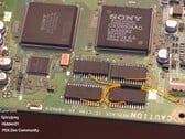 Une PlayStation 1 équipée d'une extension de mémoire vive de 16 Mo