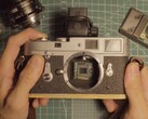 Le Leica M2 peut être transformé en appareil photo numérique à l'aide d'un Raspberry Pi. (Source de l'image : Michael Suguitan)