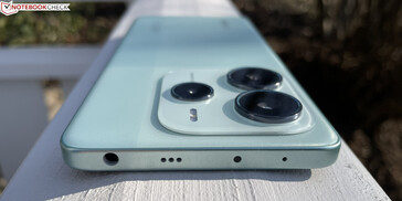 En haut : prise casque 3,5 mm, haut-parleur, IR blaster, microphone (source d'image : Manuel Masiero)