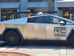 Le prototype Tesla Cybertruck a été repéré avec une unité LiDAR sur le toit. (Source : @Frejkochmathews sur X/Twitter)