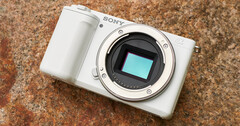 Le Sony ZV-E10 II remplacera probablement le ZV-E10 vieillissant le 10 juillet en tant que nouvel appareil photo hybride APS-C économique. (Source de l&#039;image : Sony)
