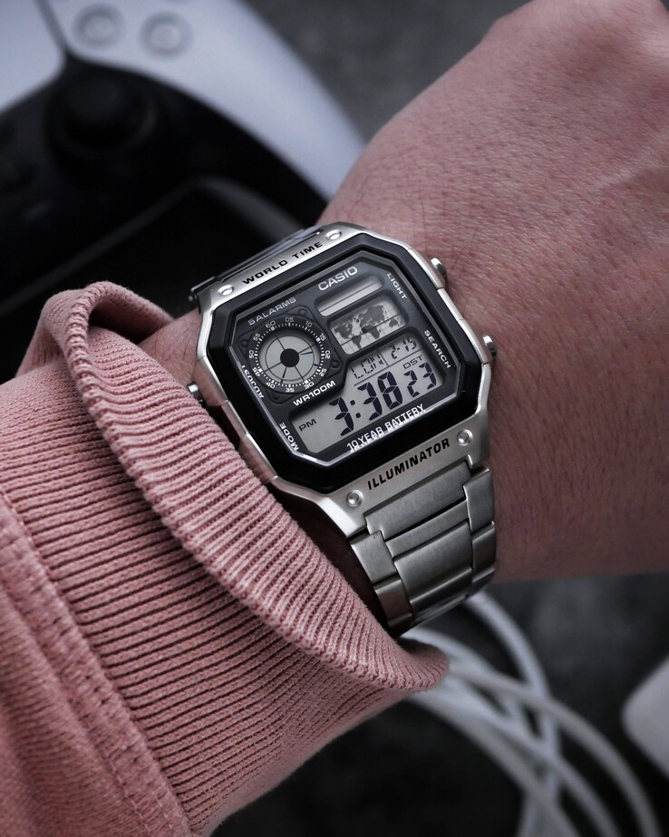 Le Casio AE-1200WH avec le bracelet en acier inoxydable au lieu du nouveau bracelet en cuir (Image source : Casio)