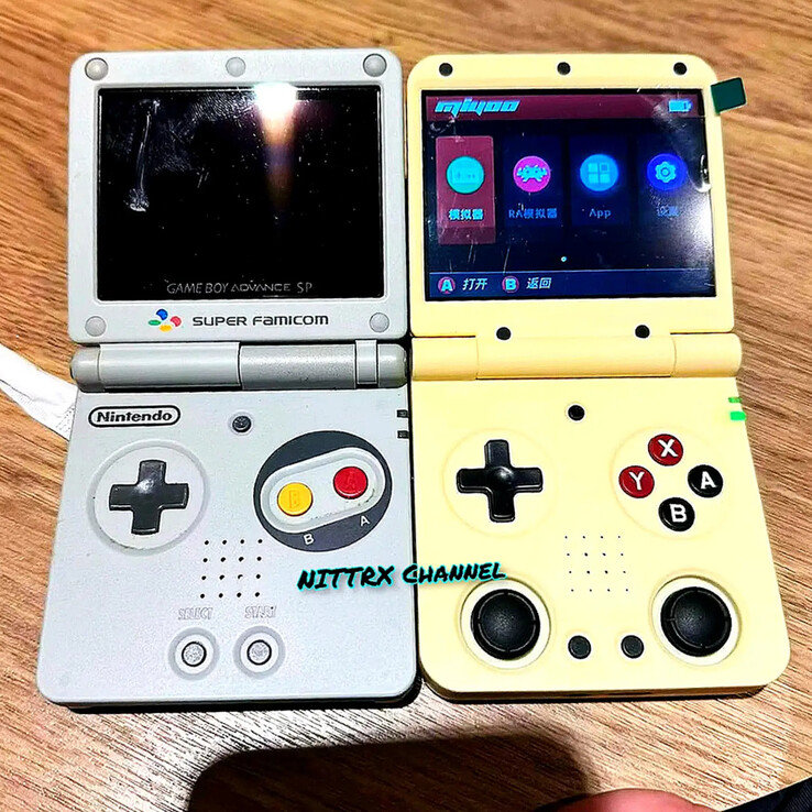 Le Miyoo Mini Flip et le Game Boy Advance SP de droite à gauche. (Source de l'image : NITTRX)