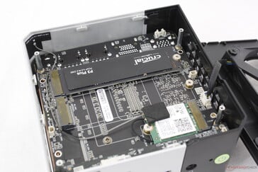 Le système prend en charge jusqu'à deux disques SSD M.2 PCIe4 x4 NVMe, mais pas de RAM évolutive. Le module WLAN est amovible