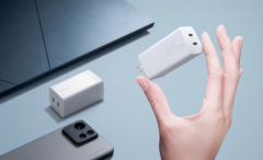 Le chargeur USB-C GaN 65W d&#039;ASUS présente un facteur de forme compact, mesurant 32 x 64,1 x 30 mm. (Source de l&#039;image : ASUS)