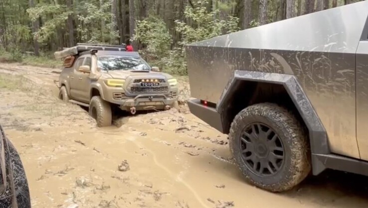 Le Tesla Cybertruck a aidé un tout-terrain Toyota qui s'est retrouvé coincé en tentant de surmonter la même flaque d'eau (Source de l'image : Andrew Hodgdon via Teslarati)