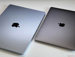 Le MacBook Air 15 M4 en bleu ciel (à gauche) et le MacBook Air 13 M1 en gris espace (à droite)