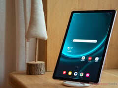 La Galaxy Tab S10 FE devrait offrir des performances processeur et GPU nettement supérieures à celles de la Galaxy Tab S9 FE, illustrée. (Source de l&#039;image : Notebookcheck)