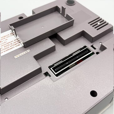 Le port d'extension de la Nintendo NES. (Source de l'image : RetroTime)