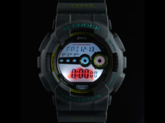 La montre Casio G-Shock x Suzuki GD-100 est dotée d&#039;un rétroéclairage personnalisé avec l&#039;emblème du rhinocéros Jimny. (Source de l&#039;image : Autorimessa)