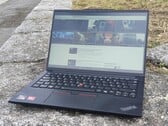 Fini les écrans bon marché, Lenovo : L'écran bas de gamme du ThinkPad E14 Gen 6 ne devrait plus exister (photo : Lenovo ThinkPad E14 Gen 6 à l'extérieur, source de l'image : Benjamin Herzig/Notebookcheck.net)