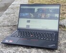 Fini les écrans bon marché, Lenovo : L'écran bas de gamme du ThinkPad E14 Gen 6 ne devrait plus exister (photo : Lenovo ThinkPad E14 Gen 6 à l'extérieur, source de l'image : Benjamin Herzig/Notebookcheck.net)