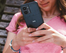 Image promotionnelle du smartphone Fusion de HMD montrant le téléphone dans les mains d'une femme avec un gros plan sur le logo HMD à l'arrière. (Source de l'image : HMD)