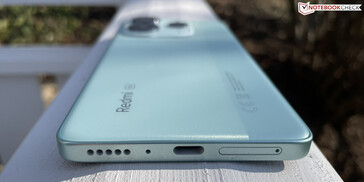 En bas : haut-parleur, microphone, USB-C 2.0, emplacement SIM/microSD (source de l'image : Manuel Masiero)