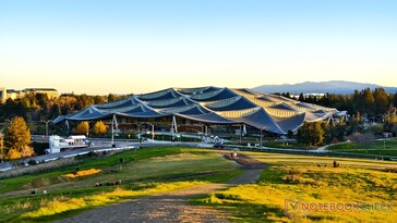 Le centre d'accueil Google vu depuis la colline adjacente.