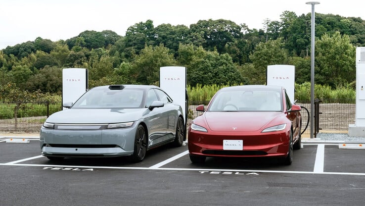 Sony Afeela EV à côté d'une Tesla à une station Supercharger