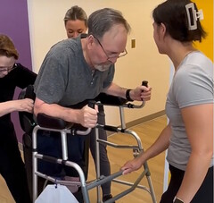 Ivan Vargas, paralysé, reçoit l&#039;exosquelette Ekso Indego dans le cadre de la couverture Medicare et commence à s&#039;entraîner pour remarcher. (Source : Sheltering Arms Institute)