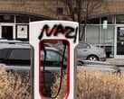 Un superchargeur Tesla avec des graffitis. Le constructeur automobile a promis de poursuivre les vandales (Source de l'image : SnazzyLabs on X)