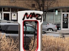 Un superchargeur Tesla avec des graffitis. Le constructeur automobile a promis de poursuivre les vandales (Source de l&#039;image : SnazzyLabs on X)