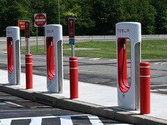 Les superchargeurs Tesla. La Californie se targue d&#039;avoir plus de stations de recharge de VE que de pompes à essence (Source de l&#039;image : J Dean on Unsplash)