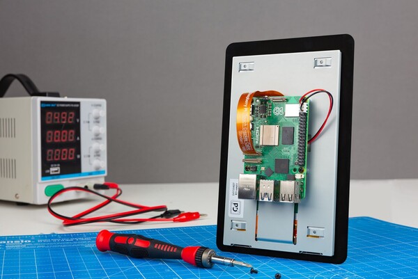 Le Raspberry Pi Touch Display 2 est un écran portrait offrant une résolution améliorée de 1280x720 (Image Source : Raspberry Pi)