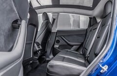 Banquette arrière d&#039;une Tesla Model Y. Le constructeur automobile va équiper d&#039;autres modèles de la fonction de détection de la présence d&#039;enfants (Source : MotorTrends)