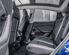 Banquette arrière d'une Tesla Model Y. Le constructeur automobile va équiper d'autres modèles de la fonction de détection de la présence d'enfants (Source : MotorTrends)