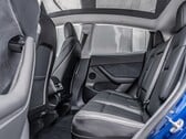 Banquette arrière d'une Tesla Model Y. Le constructeur automobile va équiper d'autres modèles de la fonction de détection de la présence d'enfants (Source : MotorTrends)