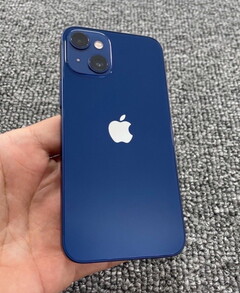 Un prétendu prototype Apple d&#039;un iPhone 13 mini confirme les rendus de CAO qui ont fuité. (Image source : Weibo)