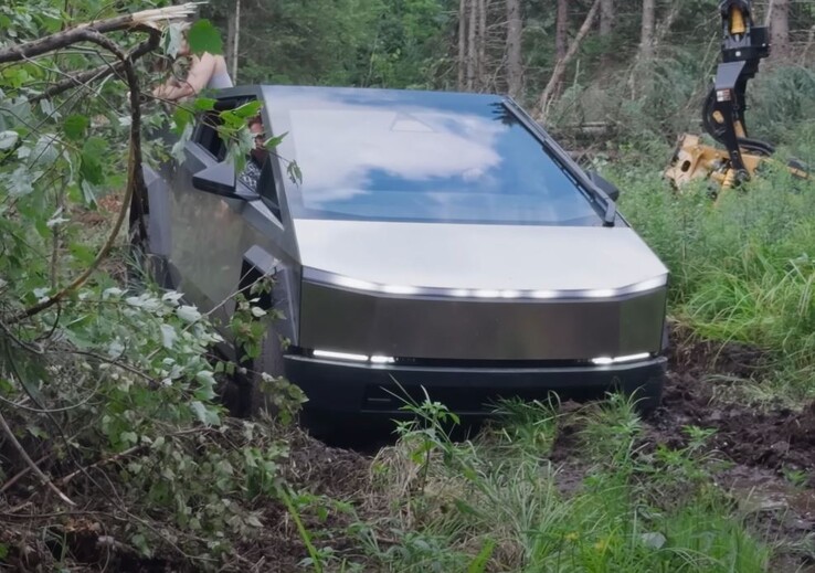 Malgré un départ impressionnant, le Cybertruck s'est finalement enlisé, faute de pneus à boue. (Source de l'image : Tucker Carlson via YouTube)