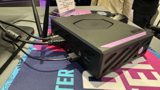 Le Cooler Master Mini-X dispose d'une large gamme de ports, mais ne possède pas de connecteur OCuLink. (Source : VideoCardz via Cowcotland)