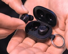 Les JBuds Mini sont les plus petits écouteurs sans fil disponibles auprès d&#039;une grande marque (Image Source : JLab)