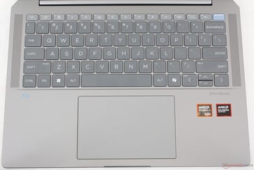 La disposition du clavier est essentiellement identique à celle du Spectre x360 14, jusqu'au bouton d'alimentation activé par empreinte digitale