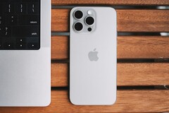 L&#039;iPhone 15 ( Apple ) et l&#039;iPhone 15 Pro (das) ont été les smartphones les plus vendus en 2024. (Source de l&#039;image : Lala Azizli)