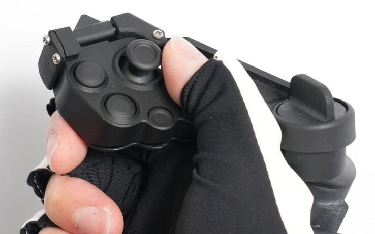 Le contrôleur physique Magnetra2 optionnel avec joystick et boutons est fixé magnétiquement au ContactGlove2 (Source de l'image : Diver-X)