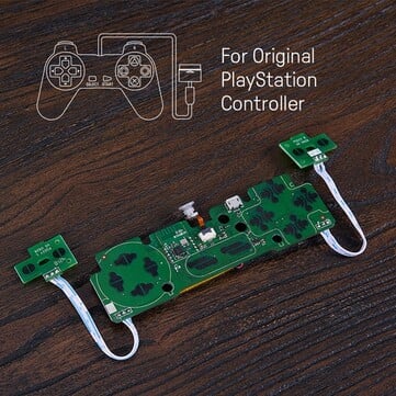 Le circuit imprimé du kit de modification s'insère dans le châssis de la manette originale de la PlayStation. (Source de l'image : 8BitDo)