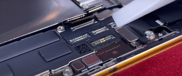 Le démontage d'un iPhone est une procédure plutôt fastidieuse (Source de l'image : KingSener sur YouTube)