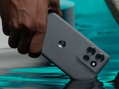 Le Motorola Edge 50 a un indice de résistance à l'eau MIL-810-STD. (Source de l'image : Motorola)