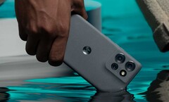 Le Motorola Edge 50 a un indice de résistance à l&#039;eau MIL-810-STD. (Source de l&#039;image : Motorola)