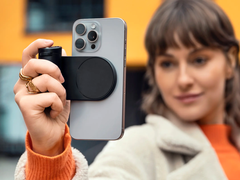 La poignée Lux Grip ajoute aux iPhones une sensation et des commandes authentiques d&#039;appareil photo Leica. (Source de l&#039;image : Leica)