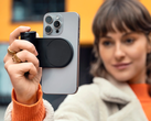 La poignée Lux Grip ajoute aux iPhones une sensation et des commandes authentiques d'appareil photo Leica. (Source de l'image : Leica)