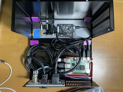 Le circuit interne montrant le Raspberry Pi 4B au cœur de tout cela (Image source : Rodmg via Hackaday)