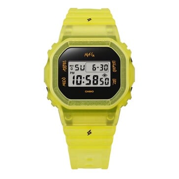 La Casio G-Shock DWE-5600JB-1A9 avec un bracelet jaune...