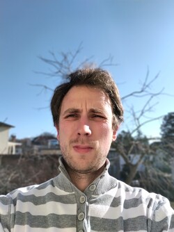 Selfie pris avec l'appareil photo de face du Nokia 5.4