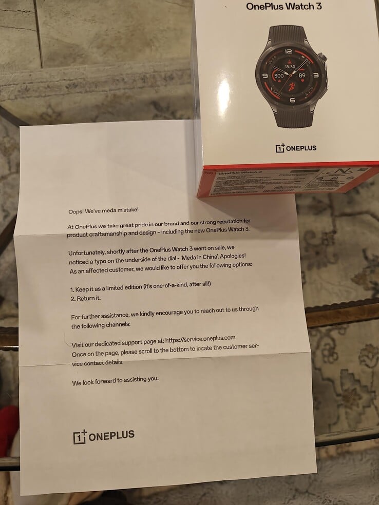 La OnePlus Watch 3 est livrée avec une lettre d'excuse. (Source de l'image : Reddit)