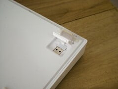 Pieds escamotables à deux niveaux et rangement pour dongle sans fil